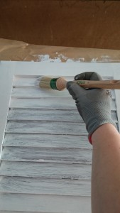 Aplicar pintura sintética en la madera